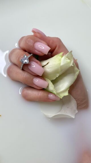 New nail by @aslashes_nails 🤍 N’hésitez pas à fixer vos rendez-vous pour vos ongles en gel. 
Chez Raiko Beauty
Avenue de France 36
1004 Lausanne 

#raikobeauty #nailslausanne #onglesgellausanne 
#raikonails