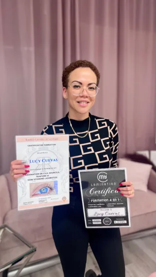 Bravo Lucy @lucy_institut pour ta patience et réussite lors de la formation My Lamination en rehaussement de cils et brow lift ! Je suis fière de toi et certaine que tu iras encore plus loin dans ta carrière. Continue à briller et à sublimer les regards ! 

#lashmaker #raikobeauty #extensiondecilslausanne #lashexpert #browliftlausanne