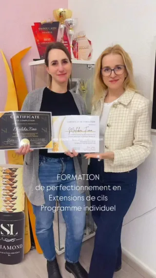 Bravo à mon élève @malika_madison  de @entreparenthese_institut  pour la réussite durant la formation de perfectionnement 🤍🤍🤍 Bravo! 

FORMATION EN EXTENSIONS DE CILS 
«SWISS LASHES ACADÉMIE » 
Contenu:
Module 1: Formation de base Cil à Cil (1 jour)
Module 2: Formation Volume Russe (1 jour)

- [ ] La formation comprend des cours de base et de volume de 2 jours intensifs avec 2 certificats comportant: 
- [ ] Livret de formation complet offert;
- [ ] La partie pratique;
- [ ] Kit de début offert avec des  produits de la marque SWISS LASHES;
- [ ] À la fin de la formation 1 certificat de formation sont offerts;
- [ ] Suivi pendant 2 mois par WhatsApp par la formatrice avec accès sur le compte fermé de l`académie;
Localisation: Raiko Lashes Académie 
Avenue de France 36
1004 Lausanne

Dates: à voir sur le lien 
( de 9h30 à 16h30)
 
Prix: 1500.- 

Devenez une technicienne confirmée « Lash Expert » et lancez votre propre activité! 

#cilslausanne #raikobeauty #lashmaker #formationextensiondecils #extensiondecilslausanne #extensionscilslausanne #lashexpert #cilsacils #foxlashes