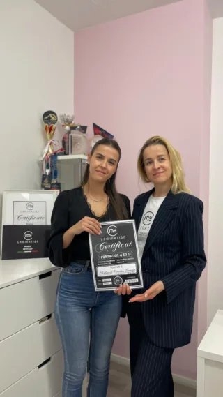 Bravo Mélanie pour ta belle réussite lors de la formation My Lamination® – Lash Lift & Brow Lift !
Ta motivation, ta précision et ton envie d’apprendre ont été remarquables tout au long de la journée.
Je suis fière de t’avoir accompagnée dans cette étape et je te souhaite un magnifique parcours dans l’univers de la beauté.
Que cette formation soit le début d’un chemin rempli de succès et de clientes satisfaites !
Merci pour ta confiance.

Raiko 
Raiko Beauty Académie – Lausanne, Suisse

#formationlashliftsuisse #formationbrowliftsuisse #lashliftlausanne #browliftlausanne #mylaminationtraining #raikobeautyacademie #formationbeautélausanne #lashliftacademy #browlaminationtraining #formationesthétique #lashliftsuisse #browlaminationsuisse #beautytraininglausanne #formationprobeauté #suisseformationbeauté

Souhaites-tu aussi un visuel pour le réel ou une idée de mise en scène ?