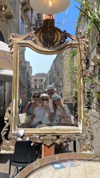 Tout commence ici…
Le début d’un nouveau chapitre, d’une aventure professionnelle et humaine inoubliable.
Direction la Sicile, au cœur de l’Italie, pour vivre le Vulcanic Live Competition @vulcanic_live_competition – un congrès et un championnat prestigieux dédié à l’art de l’extension de cils.

Entre passion, rencontres inspirantes, défis et paysages à couper le souffle, ce voyage marque un tournant.
Un mélange de savoir-faire, de beauté et d’émotions fortes – le tout sous le soleil méditerranéen ☀️🇮🇹

🎬 Prête à revivre chaque moment avec moi ? Ce n’est que le début…

#RaikoBeauty #ExtensionsDeCils #VulcanicLifeCompetition #Voyages #BeautéEnSicile #CongrèsBeauté #Italie2025 #Sicile #LashArtist #LashCompetition #BeautyEvent #PassionCils #RaikoEnVoyage #RaikoInItaly