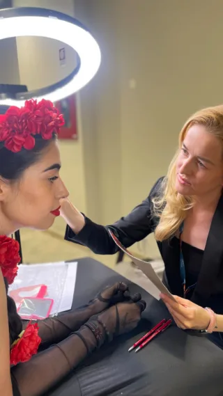 🎥✨ Deuxième jour au Vulcanic Life Championship – Italie 🇮🇹 @vulcanic_live_competition 

Aujourd’hui, en tant que juge officielle, j’ai eu l’honneur d’évaluer la nomination Trend Effects – une catégorie audacieuse et créative, où l’extension de cils devient une véritable œuvre d’art.

Les participantes nous ont impressionnés par leur imagination, leur technique et leur capacité à transformer une pose en une expression unique de style et de tendance.
Chaque modèle portait fièrement une création originale, à la fois élégante et avant-gardiste.

Un vrai plaisir d’observer cette diversité, cette maîtrise et cette passion à travers chaque regard sublimé ✨
Bravo à toutes les artistes pour ce travail inspirant et à l’équipe du Volcanic Life Championship pour cette magnifique organisation.

#RaikoBeauty #ExtensionDeCils #ChampionnatItalie #TrendEffects #LashArt #LashChampionship #LashJudge #CilsCréatifs #BeautéArtistique #LashCompetition #RaikoEnSicile #ItalyLashEvent #LashExtensions #VolcanicLifeChampionship
