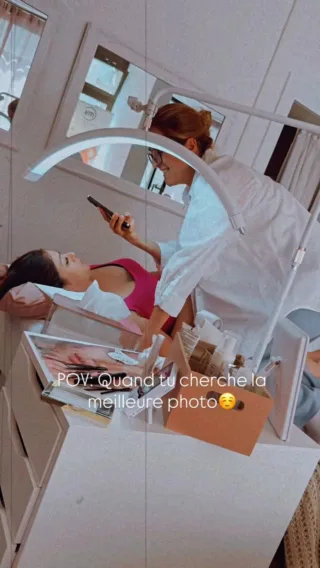📸 POV : Quand tu passes 20 minutes à trouver LA photo parfaite…
Parce que chaque cil est à sa place, mais la lumière a décidé de ne pas coopérer 😩
Et puis entre les zooms, les filtres, l’angle… on veut du flawless, pas du flou 🖤

Les vrais savent : une bonne pose c’est bien, une photo qui claque c’est mieux 😏✨

Merci @cemorfose pour sa confiance et @aslashes_nails pour la backstage 🤍

#POVLashArtist #LashStruggle #CleanLashShot #RaikoBeauty #SpikeLashEffect #LashPerfection #LashAddict #CilsParfaits #LashMood #LashBossVibes #LausanneBeauty
