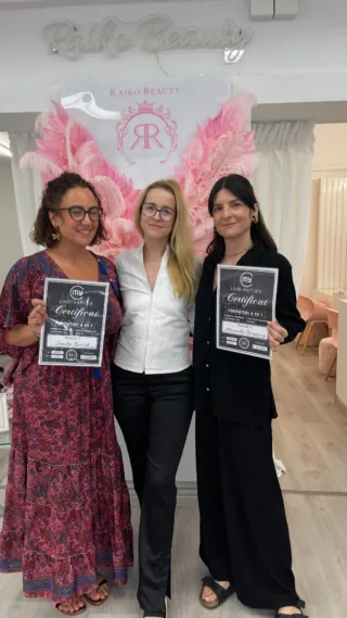 🎓✨ Formation Professionnelle : Lash & Brow Lamination ✨🎓
🌸 Par Raiko Beauty Académie – Lausanne, Suisse

🔹 Transforme le regard de tes clientes en révélant la beauté naturelle de leurs cils et sourcils !
Cette formation complète t’apprend les techniques les plus en vogue pour :

💫 Rehausser et recourber les cils (Lash Lift)
💫 Discipliner et styliser les sourcils (Brow Lamination)
💫 Créer un effet soigné, brillant et durable
💫 Adapter le traitement à chaque morphologie de visage

📚 Ce que tu apprendras :
✔ Théorie approfondie des produits et du processus
✔ Protocoles pas à pas
✔ Astuces de pro pour un résultat impeccable
✔ Hygiène, sécurité et gestion des réactions allergiques
✔ Pratique sur modèles réels
✔ Conseils marketing pour développer ta clientèle

🎁 Bonus :
📖 Kit de démarrage inclus
📜 Certification reconnue
📸 Contenu pour réseaux sociaux
🤍 Accès à un groupe privé d’élèves pour le suivi post-formation

💼 Que tu sois débutante ou déjà dans le domaine, cette formation t’apportera expertise, confiance et résultats premium.

📍 Lieu : Lausanne
📅 Prochaines dates disponibles sur demande
📲 Inscris-toi maintenant et deviens une experte du regard !