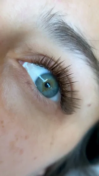 🤎✨ L’élégance au naturel – Extensions de cils marrons effet Kim K soft
Envie d’un regard intense mais tout en douceur ?
Découvrez ce look réalisé chez Raiko Beauty : des extensions de cils marrons, subtilement posées avec un effet Kim K soft — parfait pour un résultat chic, naturel et lumineux 👁️💫

🌟 Pourquoi on adore ce look ?
✔️ Le marron adoucit le regard tout en lui donnant de la profondeur
✔️ L’effet Kim K apporte du mouvement et un style aérien
✔️ Idéal pour un maquillage “no make-up” sophistiqué au quotidien

Une option raffinée pour celles qui veulent sublimer leur regard sans en faire trop 💖

📍 Réalisé chez Raiko Beauty – Lausanne
💻 Réserve ton rendez-vous sur : www.reineraiko.com

#CilsMarrons #KimKSoftEffect #RaikoBeauty #ExtensionsDeCilsNaturelles #RegardChic #BeautéLausanne #SwissLashArtist #CilsÉlégants #CilsBruns #LashExtensionsSwitzerland