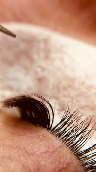 💧 Effet Wet Look ultra tendance 💧
Un style audacieux, brillant et structuré, sublimé par les extensions brun naturel de la Brown Collection – Swiss Lashes 🤎

Parfait pour un regard intense, lumineux et moderne, tout en douceur grâce à la teinte brune qui adoucit l’effet dramatique classique.

📍 Pose réalisée chez Raiko Beauty – Lausanne
✨ Extensions : Swiss Lashes – Brown Collection
💫 Style : Wet Look

Réservez votre transformation sur 👉 www.reineraiko.ch

#RaikoBeauty #WetLookLashes #SwissLashes #BrownLashes #ExtensionsDeCils #LashTrends2025 #LashArtistSuisse #LashQueen #LashInspiration