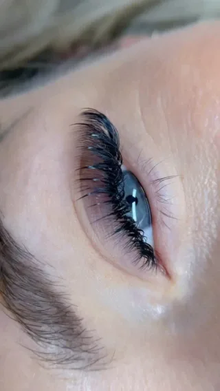 🖤✨ Effet Kim K soft – Le glamour discret signé Raiko Beauty
Découvrez ce regard irrésistible sublimé par une pose complète d’extensions de cils noirs, avec un effet Kim K soft — une technique qui joue sur les longueurs irrégulières pour un rendu à la fois naturel, aérien et ultra féminin 👁️💫

🌟 Pourquoi on l’adore ?
✔️ Un look “effortless” mais sophistiqué
✔️ Un volume léger, parfait pour tous les jours
✔️ Des pics doux façon Kim Kardashian pour un effet flouté & moderne
✔️ Zéro maquillage, 100 % impact visuel

📍 Réalisé chez Raiko Beauty – Lausanne
💻 Prends rendez-vous sur www.reineraiko.ch

#ExtensionsCils #EffetKimKSoft #RaikoBeauty #RegardSublimé #CilsNoirsIntenses #SwissLashArtist #BeautéNaturelle #LashLookDuJour #LausanneBeauty
