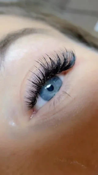🖤✨ Effet Kim K soft – Le glamour discret signé Raiko Beauty
Découvrez ce regard irrésistible sublimé par une pose complète d’extensions de cils noirs, avec un effet Kim K soft — une technique qui joue sur les longueurs irrégulières pour un rendu à la fois naturel, aérien et ultra féminin 👁️💫

🌟 Pourquoi on l’adore ?
✔️ Un look “effortless” mais sophistiqué
✔️ Un volume léger, parfait pour tous les jours
✔️ Des pics doux façon Kim Kardashian pour un effet flouté & moderne
✔️ Zéro maquillage, 100 % impact visuel

📍 Réalisé chez Raiko Beauty – Lausanne
💻 Prends rendez-vous sur www.reineraiko.com

#ExtensionsCils #EffetKimKSoft #RaikoBeauty #RegardSublimé #CilsNoirsIntenses #SwissLashArtist #BeautéNaturelle #LashLookDuJour #LausanneBeauty