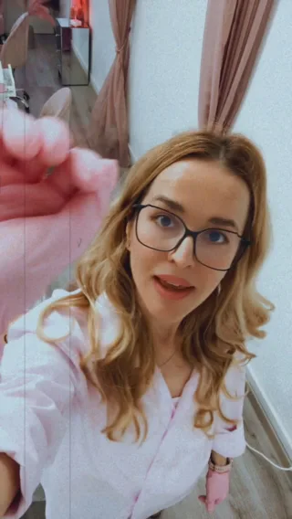 🎥 Backstage vibes chez Raiko Beauty ✨
Parce que derrière chaque vidéo parfaite… il y a des fous rires, des poses improvisées, des petits ajustements, des idées (parfois folles 😅) — et surtout, une cliente devenue complice, qui m’a fait confiance les yeux fermés 💖

Merci à ma magnifique modèle d’avoir joué le jeu, d’avoir partagé cette énergie avec moi et d’avoir dit oui à toutes mes idées les plus créatives 🙈🎬

Entre deux prises, on rit, on papote, on ajuste les lumières (et parfois les cils 😄), on cherche le bon angle — et surtout, on crée du contenu qui nous ressemble : spontané, lumineux, vrai ✨

C’est dans ces moments-là que la magie opère. Et on voulait vous faire découvrir l’envers du décor 🪄

📍 By Raiko Beauty – Lausanne
💻 Réservations sur www.reineraiko.com

#BackstageRaikoBeauty #MakingOf #ClientesHeureuses #RaikoTeam #BeautéAuthentique #ConfianceEtCréativité #LashLift #ExtensionsCils #SwissBeauty