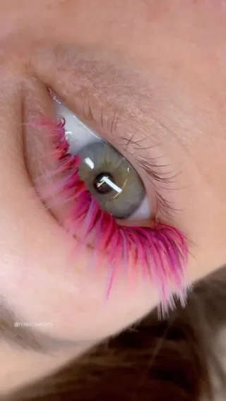 Parce qu’un regard peut tout changer… et si tu ajoutais une touche de rose à ta vie ? 💖
Nos extensions de cils roses sont idéales pour un look frais, audacieux et totalement unique – que ce soit pour un événement spécial ou juste pour te sentir fabuleuse chaque jour ✨
📍 Raiko Beauty – Lausanne
📩 Les créneaux d’août partent vite… réserve maintenant et ose la couleur !