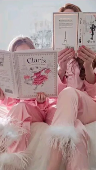 💫 Mon bébé intérieur, mon plus grand guide 💫

En chacun de nous, il y a un bébé intérieur.
Ce petit être pur, curieux et confiant qui, à sa naissance, ne connaissait ni la peur, ni les doutes, ni les limites.
Il ne voyait que des possibles. Il rêvait sans se demander si c’était réaliste.

Puis la vie est arrivée… avec ses règles, ses critiques, ses « tu ne peux pas ».
Petit à petit, nous avons troqué nos rêves contre des raisonnements, notre spontanéité contre la prudence, notre foi en nous contre la peur de l’échec.

Mais la vérité, c’est que ton bébé intérieur n’a jamais disparu.
Il est toujours là, au fond de toi, attendant que tu le prennes par la main.
Il te rappelle :
🌱 que tu es né(e) pour créer
🌱 que tes rêves ont un sens
🌱 que tu peux tout apprendre et te réinventer

Aujourd’hui, je t’invite à fermer les yeux et à lui demander :
« Qu’est-ce que tu voudrais qu’on devienne, toi et moi ? »
Et écoute… Tu seras surpris(e) de la force, de la joie et de la lumière qui vivent encore en toi.

Tu n’es pas trop vieux/vieille, pas trop en retard, pas trop abîmé(e).
Tu es juste au moment parfait pour redevenir celui ou celle que ton bébé intérieur rêvait de voir grandir. ✨
Love, Raiko 🤍