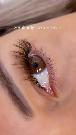 L’art du regard, léger comme une aile, luxueux comme un bijou. 

Parfait pour un style élégant, naturel mais sophistiqué, qui donne un effet battement d’ailes délicat.

Extensions de cils @swisslashes.ch 
Couleur Cappuccino 
Épaisseurs 0.07

#ButterflyLuxe #EffetButterflyLuxe #LuxuryLashLook #raikobeauty #cilslausanne #formationextensiondecils #lashmaker #extensiondecilslausanne #