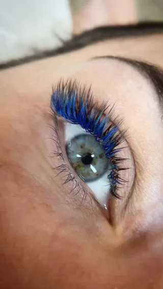 ✨ Ose la couleur pour sublimer ton regard !
Ces extensions Swiss Lashes combinent :
💙 Bleu profond à la base pour un effet mystérieux
☕ Coffee Brown pour un look doux et élégant
🖤 Ou reste classique avec noir intense pour un résultat chic.

📍 À Lausanne – Choisis ta couleur préférée et réserve ton rendez-vous dès maintenant 💌
👉 DM ou via le lien en bio.

Quelle couleur te tente ? 💙 Bleu, ☕ Coffee ou 🖤 Noir ? Dis-le en commentaire 👇

#extensionscilslausanne #swisslashes #beauteduregard #cilscolorés #lashartistlausanne #coffeebrownlashes #lashstylistlausanne #raikobeauty #lausannebeauty #cilsbleus