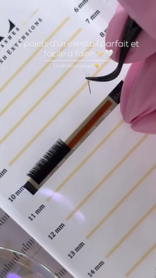 ✨ Le secret d’un éventail Volume Russe parfait ? Tout est dans la base… 👀
Un geste, une pince, et la magie opère 💕
Tu veux connaître toutes les techniques pro et maîtriser l’art du volume ?

Aujourd’hui : la création d’un éventail parfait 🌸

💡 7 points essentiels pour un éventail de rêve :
	1.	Une bonne isolation de la base – c’est la fondation.
	2.	Prendre la bonne quantité de cils (ni trop, ni trop peu).
	3.	Créer une ouverture équilibrée et symétrique.
	4.	Gérer la tension de la pince pour éviter que l’éventail ne se referme.
	5.	Garder une base fine et nette, sans colle excessive.
	6.	Choisir la bonne direction pour un résultat harmonieux.
	7.  S’entraîner encore et encore – la régularité fait la perfection ✨

🚀 Tu veux apprendre toutes les techniques professionnelles et gagner en rapidité & précision ?
📲 Réserve ta place dès maintenant pour la prochaine session de formation Volume Russe chez Raiko Beauty Académie 🌸