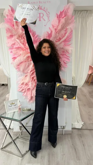 💫 Rien n’est plus motivant que de voir mes élèves briller !
Quand on décide de changer sa vie, chaque effort compte, et chaque succès est une victoire 🌟
Bravo à mon élève pour son courage, sa motivation et sa réussite — tu inspires et rends chaque journée de formation magique 💕
#lashtraining #lashartist #lashsuccess #raikobeauty #lashqueen #motivation #beautylausanne #lashjourney