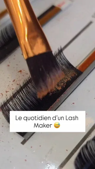 ✨ Mes beautés, petit secret de pro !
On sait toutes que le make-up, c’est la vie… 💋 mais sur les extensions de cils, il peut devenir leur pire ennemi 😭
Le fond de teint, le mascara ou les fards gras s’infiltrent entre les cils, et même après un bon shampoing, ils laissent des résidus qui compliquent tout le remplissage 😩
Pour garder vos cils frais, fluffy et impeccables jusqu’à la prochaine retouche :
💖 Évitez le maquillage autour des yeux
💖 Dites non au mascara sur les extensions
💖 Offrez-leur un petit shampoing doux chaque jour
Parce qu’une vraie Lash Queen brille avec un regard parfait — même sans maquillage 👑✨