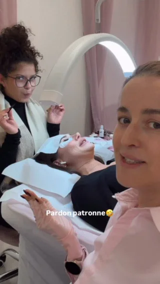 😂 Deux jours de formation LashExpert, et pas que du sérieux !
Entre les fous rires, les moments inoubliables et les rencontres incroyables… on peut dire qu’on a travaillé entourées de vrais diamants 💎💖
Chaque élève apporte sa lumière, son énergie et rend ces formations tout simplement magiques ✨
💫 Découvrez nos formations sur le site www.reineraiko.ch
Parce qu’apprendre, c’est aussi rire, partager et briller ensemble 💕
#lashtraining #lashacademy #lashartist #raikobeauty #lashqueen #formationcil #lashfun #lashgirls #beautylausanne