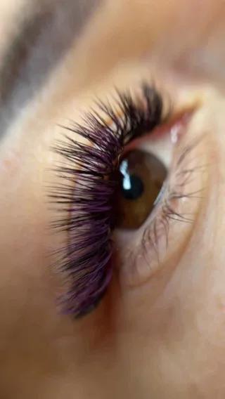 Un jeu d’ombres et de lumière…
Des extensions ombrées où le violet profond rencontre le noir intense, pour un regard hypnotique et raffiné. 💜🖤

La courbure M sublime le regard, donne cette touche “feline lift” irrésistible et un effet mystérieux — parfait pour cette saison magique. ✨

🍂 Ose les nuances du mystère.

📍Raiko Beauty – Lausanne
#RaikoBeauty #OmbreLashes #HalloweenLook #LashArtist #CilsViolets #McurlMagic #LausanneBeauty