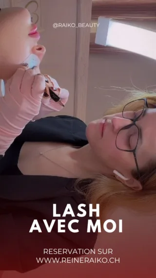 ✨ Un moment calme, un regard sublimé.
Chaque détail compte : du shampooing au mapping, jusqu’à l’effet wispy parfait.

Pour cette pose, j’ai utilisé :
1️⃣ Extensions de cils 0,05 mm couleur noir Swiss Lashes, courbure C et CC
2️⃣ Shampoing Swiss Lashes
3️⃣ Primer Lash et Glue Primer Swiss Lashes
4️⃣ Colle Magic, colle rapide Swiss Lashes

✨ Pour un résultat précis et durable !

Envie de voir le mapping ? Écrivez mapping en commentaire 💫

💖 Raiko Beauty
📍 Lausanne, Suisse
📅 Prise de rendez-vous : www.reineraiko.com￼

#CilsWispy #LashMapping #BeautyRoutine #CilsParfaits #LashArtist #RaikoBeauty