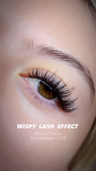 ✨ Masterclass en ligne – Effet Wispy : l’extension de cils tendance ✨

L’effet Wispy est le must-have du moment : aérien, sophistiqué et adaptable à toutes les formes d’yeux pour un look naturel et élégant. Cette technique vous permet de créer des cils légers mais volumineux, pour un résultat qui séduit instantanément. 💫

💻 Le Masterclass comprend :
1️⃣ Un livret théorique complet pour maîtriser la technique
2️⃣ Présentation vidéo en live et en replay de la masterclass
3️⃣ Démonstration pratique de la technique
4️⃣ Vidéo du modèle avec l’effet Wispy pour visualiser le résultat final
5️⃣ Certificat de participation à votre réussite
6️⃣ Kit Wispy lash by Swiss Lashes :
	•	2 boîtes de cils
	•	1 colle Swiss Lashes
	•	1 Glue Primer
	•	2 pinces professionnelles
	•	1 plaquette + marker
	•	1 stylo et bloc-notes

📅 Masterclass : 30.11.2025
📌 Ouverture des inscriptions : 11.11.2025

#RaikoBeauty #WispyEffect #LashMasterclass #SwissLashes #ExtensionsDeCils #EffetTendance #CilsNaturels #LausanneBeauty