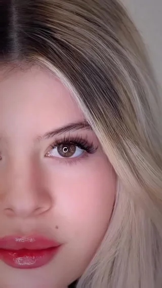 ✨ Effet Wispy – Signature Raiko Beauty ✨

🌟 Points clés :
1️⃣ Tendance & moderne – l’effet du moment pour un regard aérien et sophistiqué.
2️⃣ Longueurs sur-mesure – adaptées à la forme de vos yeux et à votre style.
3️⃣ Look naturel – subtilement volumineux, pour un résultat élégant sans excès.

📅 Masterclass Effet Wispy – Signature Raiko Beauty
Lancement : 30.11

💻 Réservez votre rendez-vous dès maintenant sur notre site : www.reineraiko.com

#RaikoBeauty #WispyEffect #LashMasterclass #LuxuryLashes #CilsNaturels #SignatureRaiko #LausanneBeauty #EffetWispy