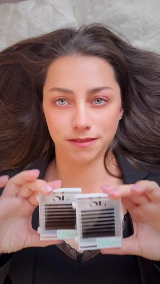 ✨ Ballerina Cappuccino? Non, non, non…
Ici, on parle d’élégance subtile : des extensions de cils marron, réalisées dans un effet Wispy aérien, avec les sublimes cils Swiss Lashes 🤎

L’effet est chaleureux, naturel et sophistiqué — parfait pour celles qui recherchent un regard doux, profond et tendance.

🌸 Découvrez notre gamme d’extensions de cils colorées, personnalisée selon vos envies et votre style.

💫 Pour un regard signé Raiko Beauty, prenez rendez-vous dès maintenant sur notre site.
Et pour les artistes de cils passionnées — ne manquez pas notre Masterclass Wispy Signature, bientôt disponible sur www.reineraiko.ch.

#RaikoBeauty #WispyEffect #CilsMarron #SwissLashes #WispyTrend #BallerinaCappuccinoVibes #LashArtist #MasterclassWispy #RaikoSignature