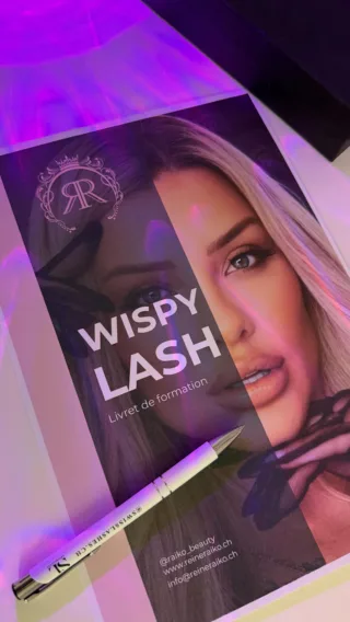 Masterclass en ligne – Effet Wispy : l’extension de cils tendance ✨

L’effet Wispy est le must-have du moment : aérien, sophistiqué et adaptable à toutes les formes d’yeux pour un look naturel et élégant. Cette technique vous permet de créer des cils légers mais volumineux, pour un résultat qui séduit instantanément. 💫

💻 Le Masterclass comprend :
1️⃣ Un livret théorique complet pour maîtriser la technique
2️⃣ Présentation vidéo en live et en replay de la masterclass
3️⃣ Démonstration pratique de la technique
4️⃣ Vidéo du modèle avec l’effet Wispy pour visualiser le résultat final
5️⃣ Certificat de participation à votre réussite
6️⃣ Kit Wispy Effectué by Swiss Lashes :
	•	2 boîtes de cils
	•	1 colle Swiss Lashes
	•	1 Glue Primer
	•	2 pinces professionnelles
	•	1 plaquette + marker
	•	1 stylo et bloc-notes

📅 Masterclass : 30.11.2025

#RaikoBeauty #WispyEffect #LashMasterclass #SwissLashes #ExtensionsDeCils #EffetTendance #CilsNaturels #LausanneBeauty