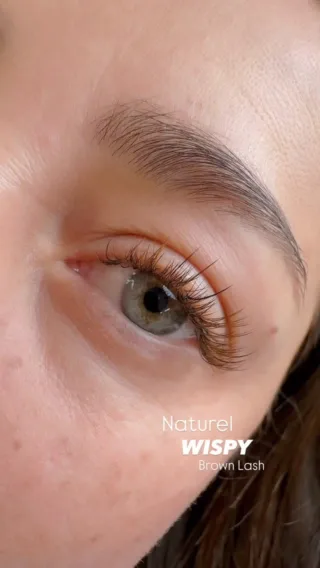 ✨ Effet Wispy Naturel & Élégant ✨

Des cils légers, texturés et pleins de douceur…
Réalisés avec les extensions marron Swiss Lashes, pour un regard subtil et raffiné — l’équilibre parfait entre naturel et sophistication 🤎

📅 Envie de sublimer votre regard ?
Réservez votre rendez-vous directement sur notre site www.reineraiko.com 🌐

🎓 Et pour les professionnelles passionnées, découvrez tous les secrets de cette technique signature lors de notre Wispy Lash Masterclass, le 30 novembre 2025 💫

#RaikoBeauty #SwissLashes #WispyLashes #ExtensionsDeCils #LashArtist #WispyEffect #LashMasterclass #BeautyLausanne