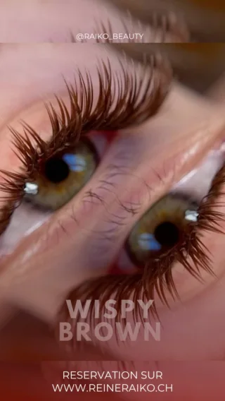 Un regard qui parle tout seul…
La nouvelle pose Natural Wispy – courbure C révèle la beauté la plus douce : légère, aérienne, féminine.
Un effet “poésie sur les cils” qui ouvre le regard tout en finesse… ✨

Parce que chaque détail compte, je crée pour vous une ligne de cils délicatement texturée, naturelle et lumineuse — la signature Raiko Beauty.

Parce qu’un résultat parfait commence toujours par un matériel parfait… 🤍

💎 Découvrez toute notre collection Swiss Lashes :
pinces professionnelles, cils premium, colle haute performance, accessoires…
Tout ce dont vous avez besoin pour créer un Wispy léger, naturel et impeccable.

🌸 Bientôt en ligne : notre Masterclass Natural Wispy Lash
Une formation exclusive dédiée aux artistes qui souhaitent maîtriser cet effet incontournable.

💗 Envie d’un regard irrésistible et élégant ?
Prenez rendez-vous directement sur le site ✨
👉 www.reineraiko.ch