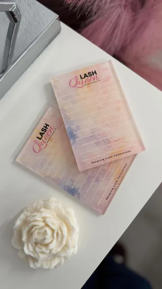 La satisfaction d’un IPhone 🤍🙈🤣Elle est enfin là ! 💥
La nouvelle Palette Lash Queen by Swiss Lashes, conçue exclusivement pour les Lash Makers qui veulent créer des looks colorés, puissants et irrésistibles.

🎨 Parfaite pour les extensions colorées… et bien plus encore.
Disponible dans le Kit Pro Lash Color ✨

👑 Ready to level up your lash game ?